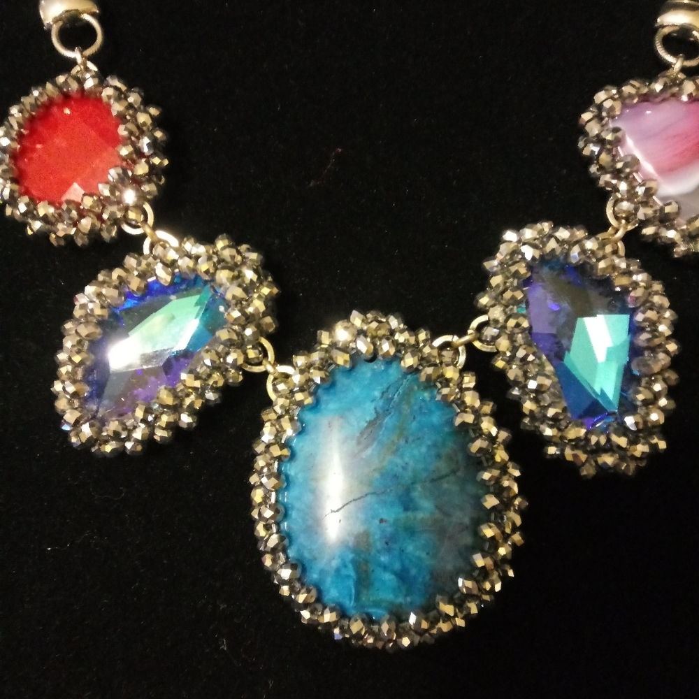 NWOT Stunning stone necklace